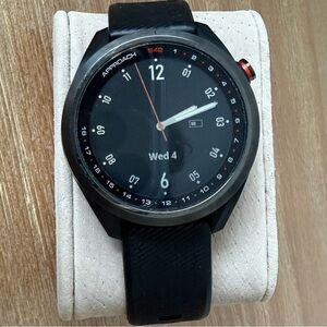 GARMIN Approach S42 GPS Golf Watch. Pre-Owned. Dust Plug. Great Condition.